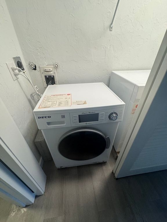 Interior, Washer, Wood Texture Flooring