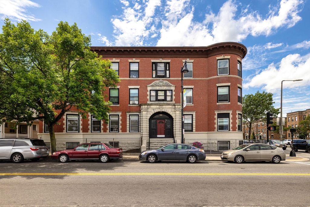 Exterior, Facade, Brick Facade, Rowhouse