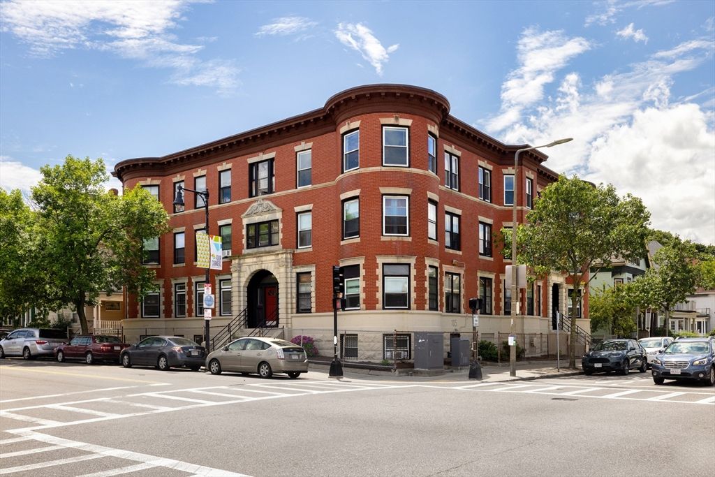 Exterior, Facade, Brick Facade, Chicago School