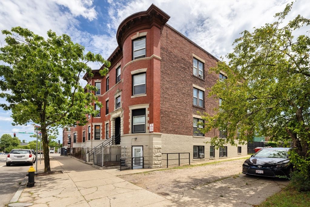 Exterior, Facade, Brick Facade, Rowhouse