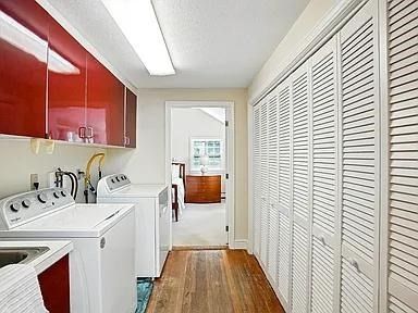 Interior, Washer, Wood Texture Flooring