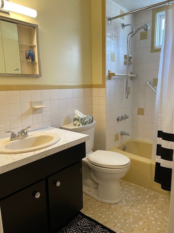 Bathroom, Interior, Tile Countertops