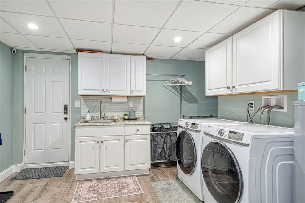 Interior, Recessed Lighting, Washer, Wood Texture Flooring
