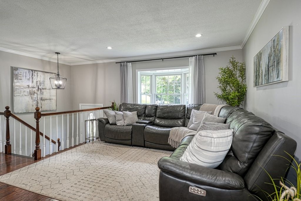 Interior, Living room, Pendant Lights, Recessed Lighting, Wood Texture Flooring