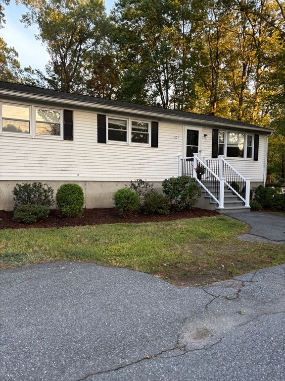 Exterior, Facade, Raised Ranch