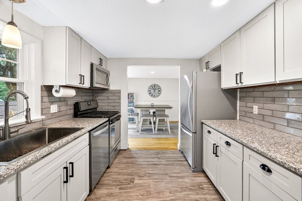 Dining room, Interior, Kitchen, Pendant Lights, Recessed Lighting, Wood Texture Flooring
