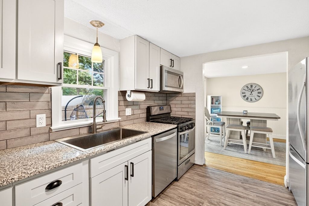 Dining room, Interior, Kitchen, Pendant Lights, Recessed Lighting, Wood Texture Flooring