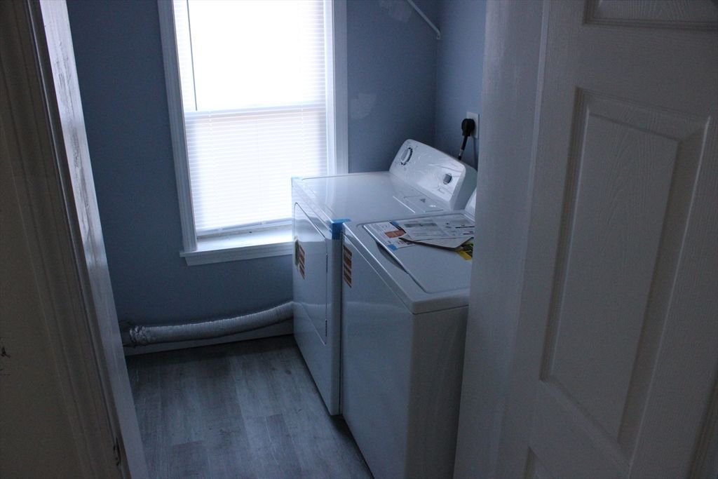 Interior, Washer, Wood Texture Flooring