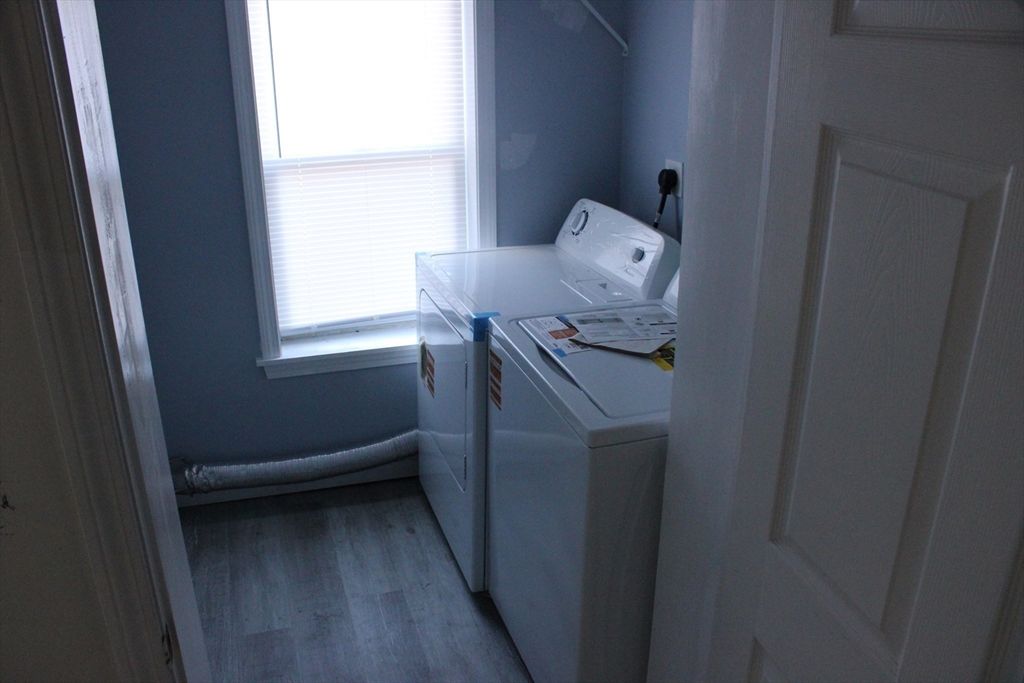 Interior, Washer, Wood Texture Flooring