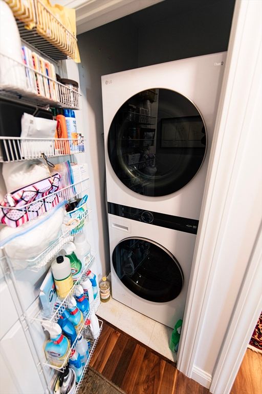 Interior, Washer, Wood Texture Flooring