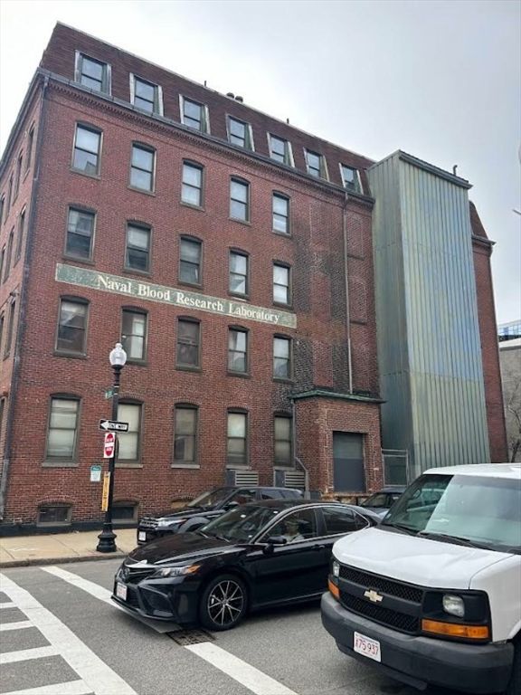Exterior, Facade, Brick Facade, Chicago School