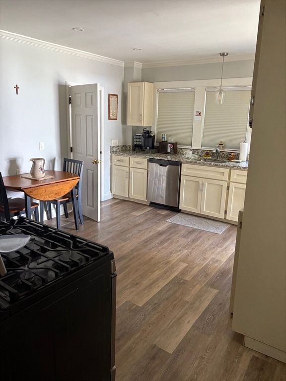 Dining room, Interior, Kitchen, Pendant Lights, Wood Texture Flooring