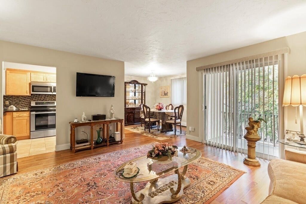 Chandelier, Dining room, Interior, Kitchen, Stainless Steel Appliances, Wood Texture Flooring