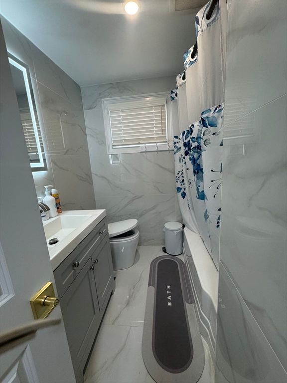 Bathroom, Interior, Marble, Marble Walls, Recessed Lighting