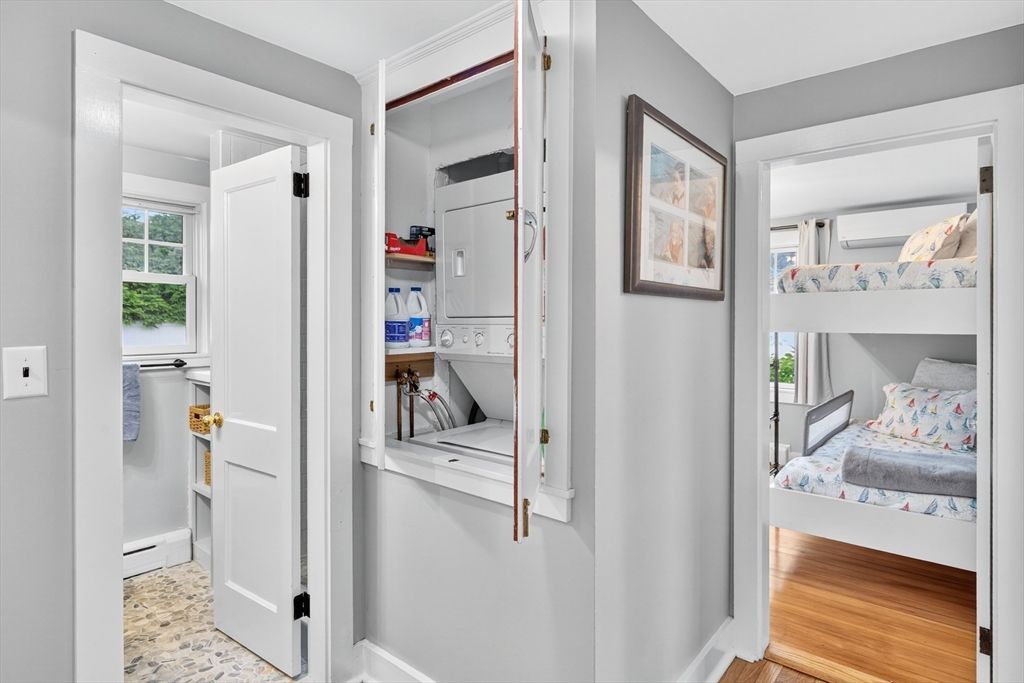 Bedroom, Interior, Utility Closets, Washer, Wood Texture Flooring