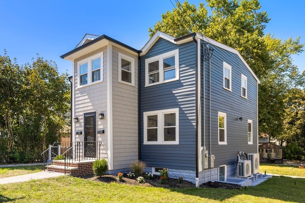 Exterior, Facade, Rowhouse
