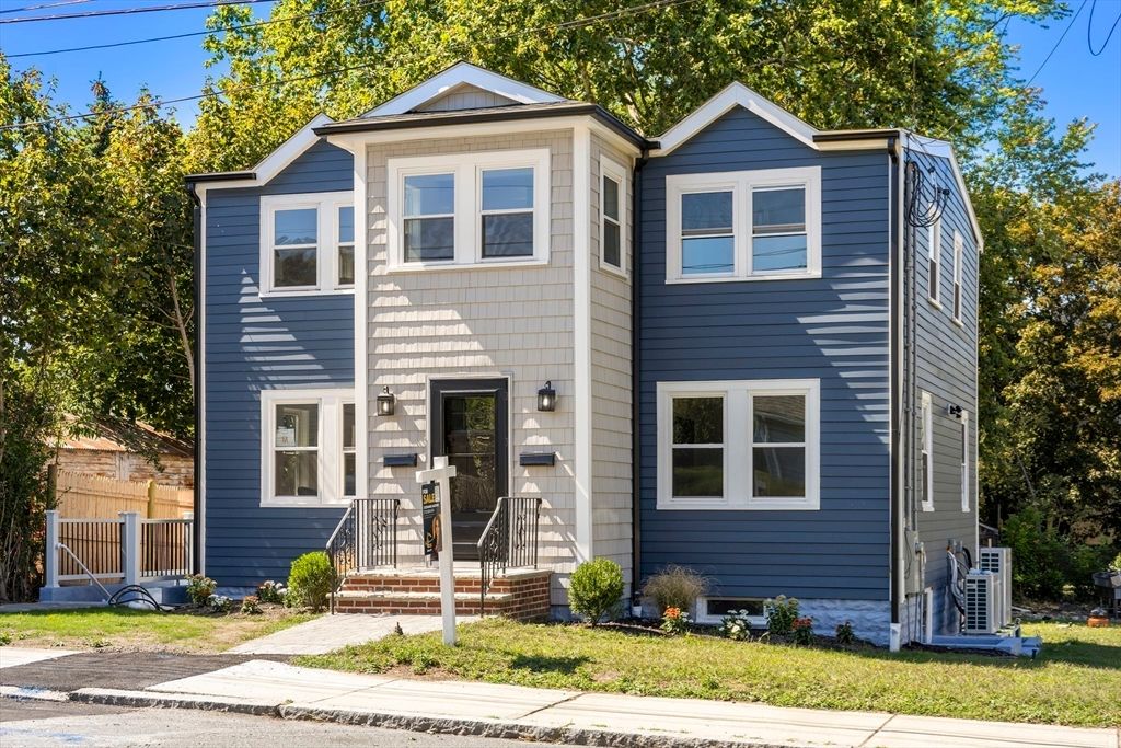 Exterior, Facade, Rowhouse