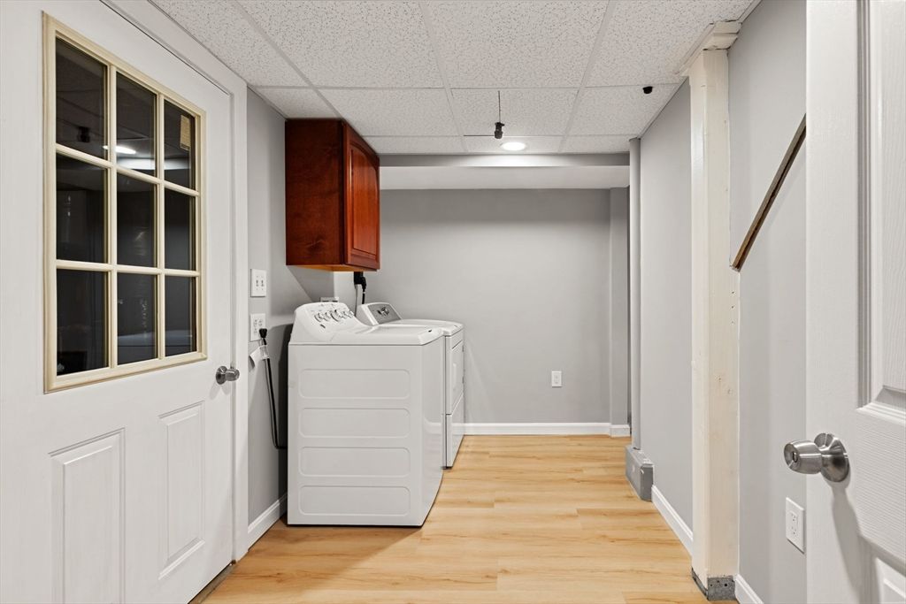 Interior, Recessed Lighting, Washer, Wood Texture Flooring