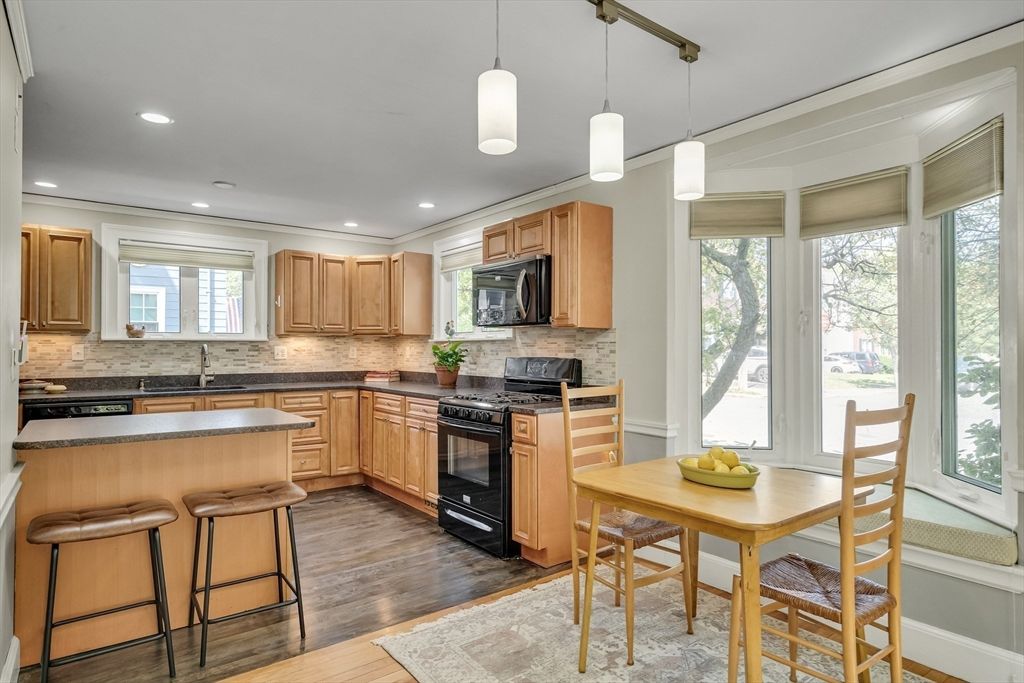 Dining room, Interior, Kitchen, Pendant Lights, Recessed Lighting, Wood Texture Flooring