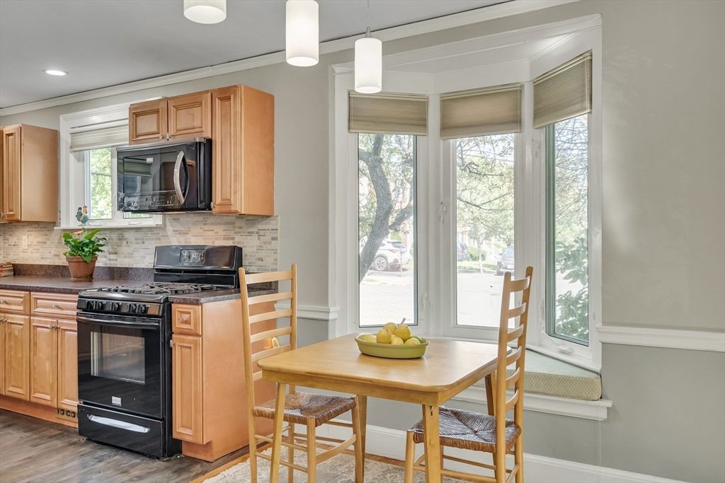 Dining room, Interior, Kitchen, Pendant Lights, Recessed Lighting, Wood Texture Flooring