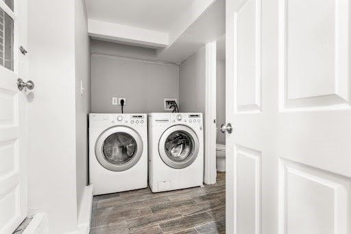 Interior, Washer, Wood Texture Flooring