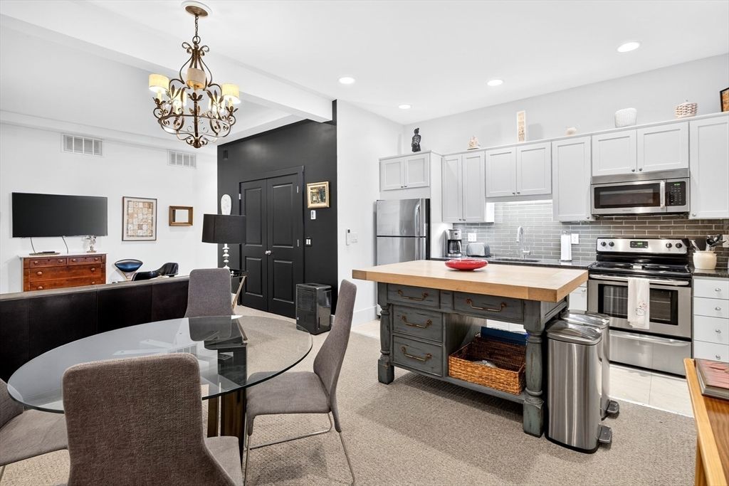 Chandelier, Dining room, Interior, Kitchen, Recessed Lighting, Stainless Steel Appliances