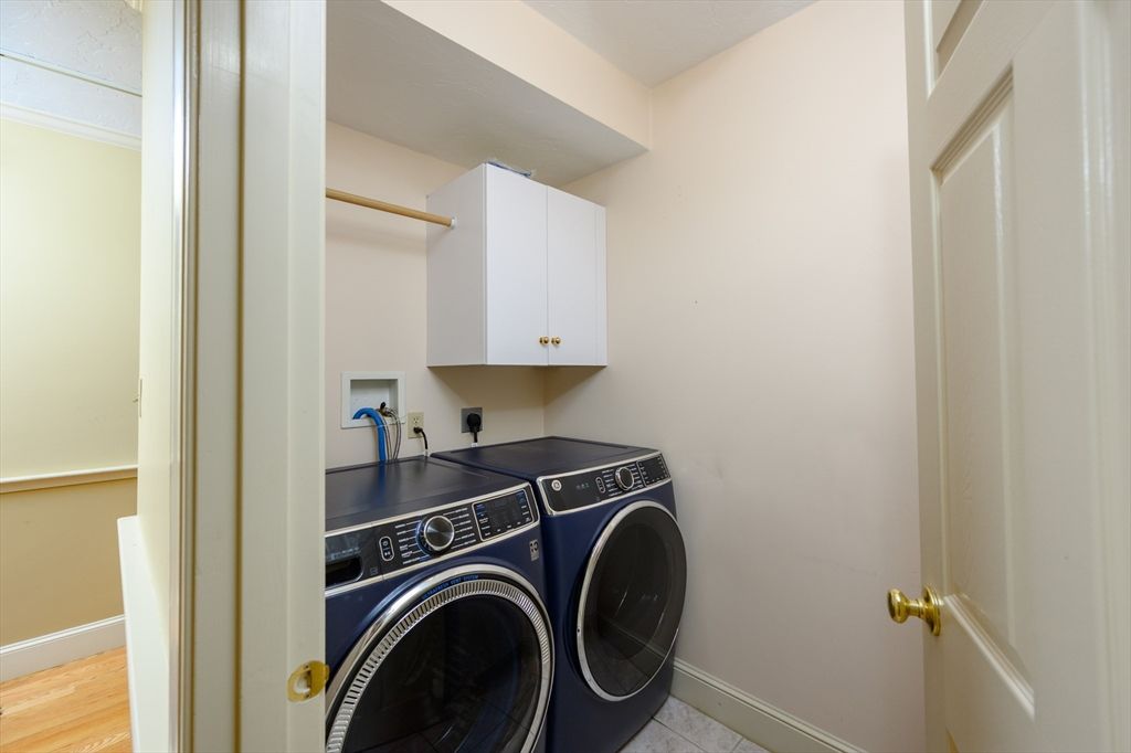 Interior, Washer, Wood Texture Flooring
