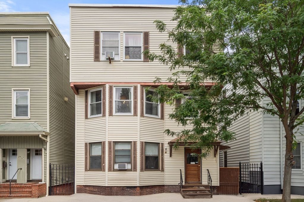 Exterior, Facade, Rowhouse