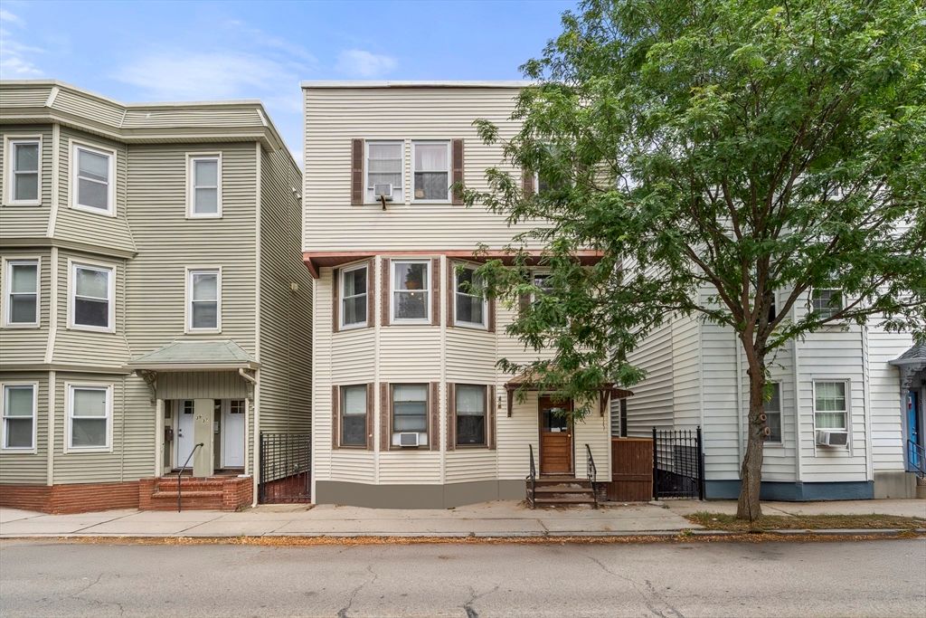 Exterior, Facade, Rowhouse