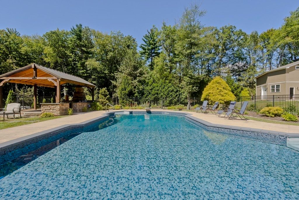 Exterior, Outdoor Kitchen, Pool
