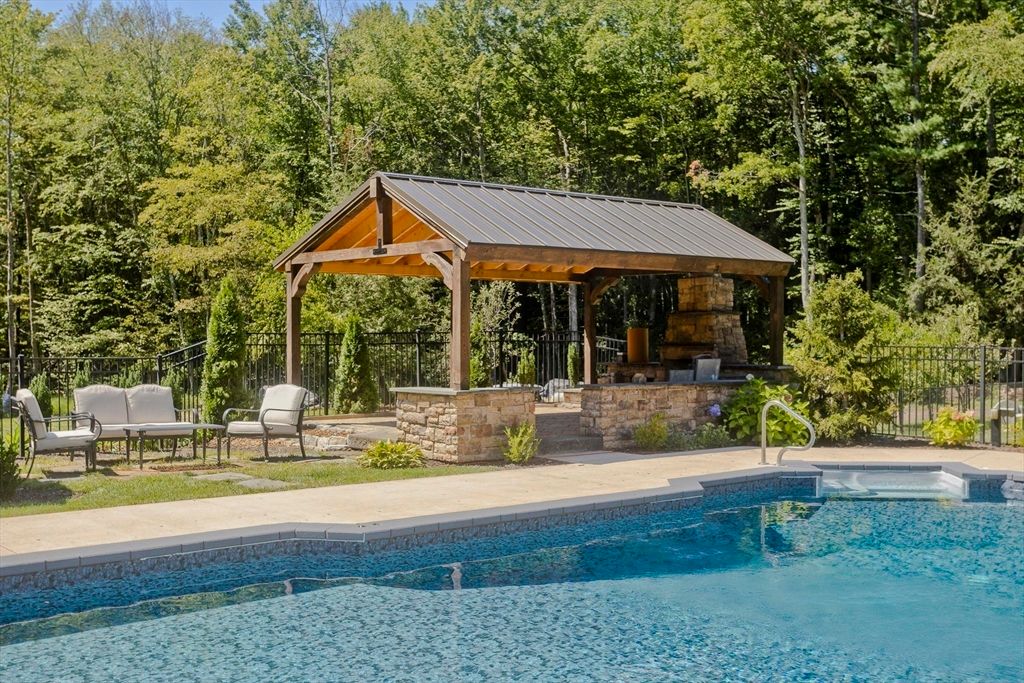 Exterior, Outdoor Kitchen, Pool