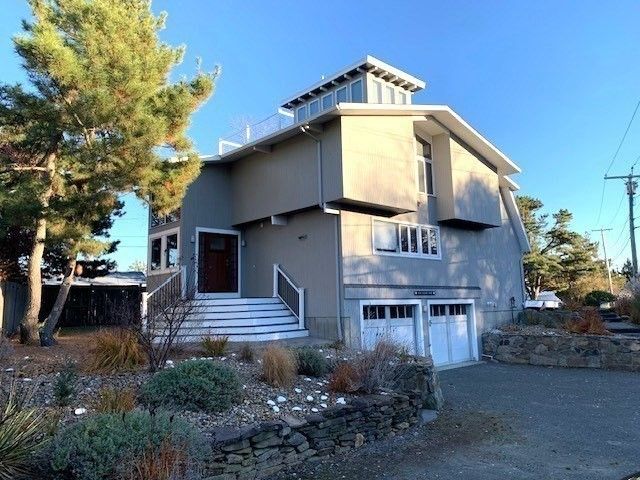 Attached, Backyard, Exterior, Facade, American Craftsman
