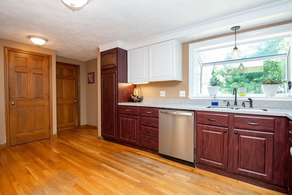 Interior, Kitchen, Pendant Lights, Wood Texture Flooring
