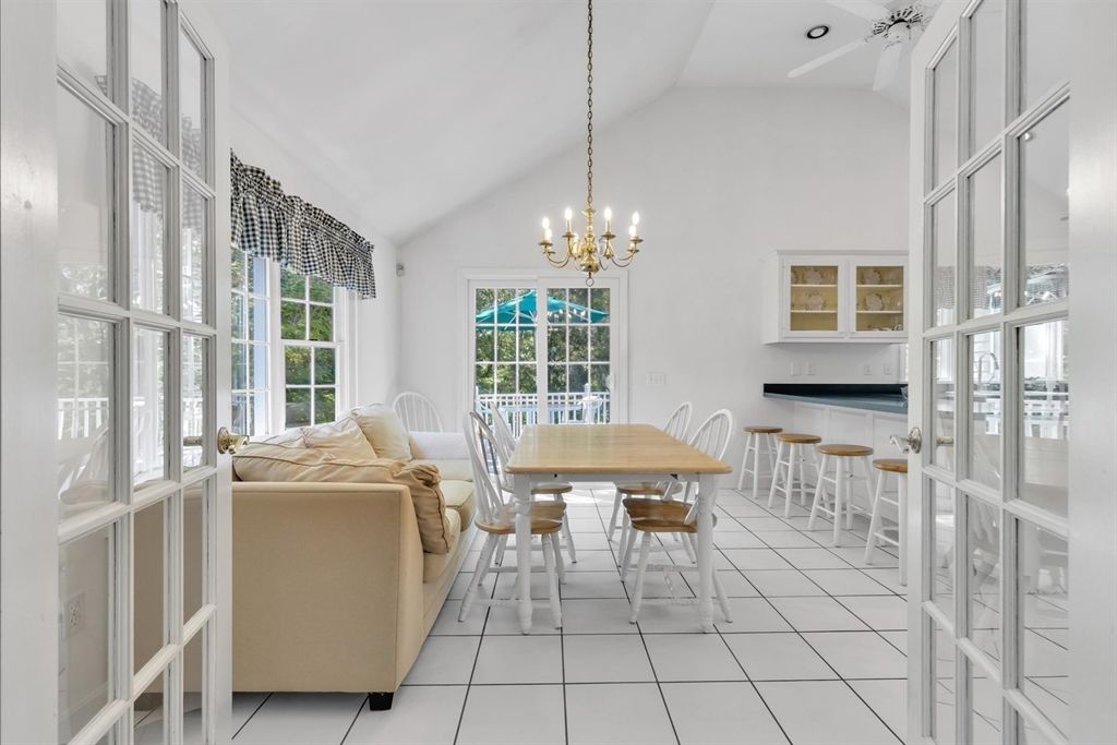 Chandelier, Dining room, Interior, Living room