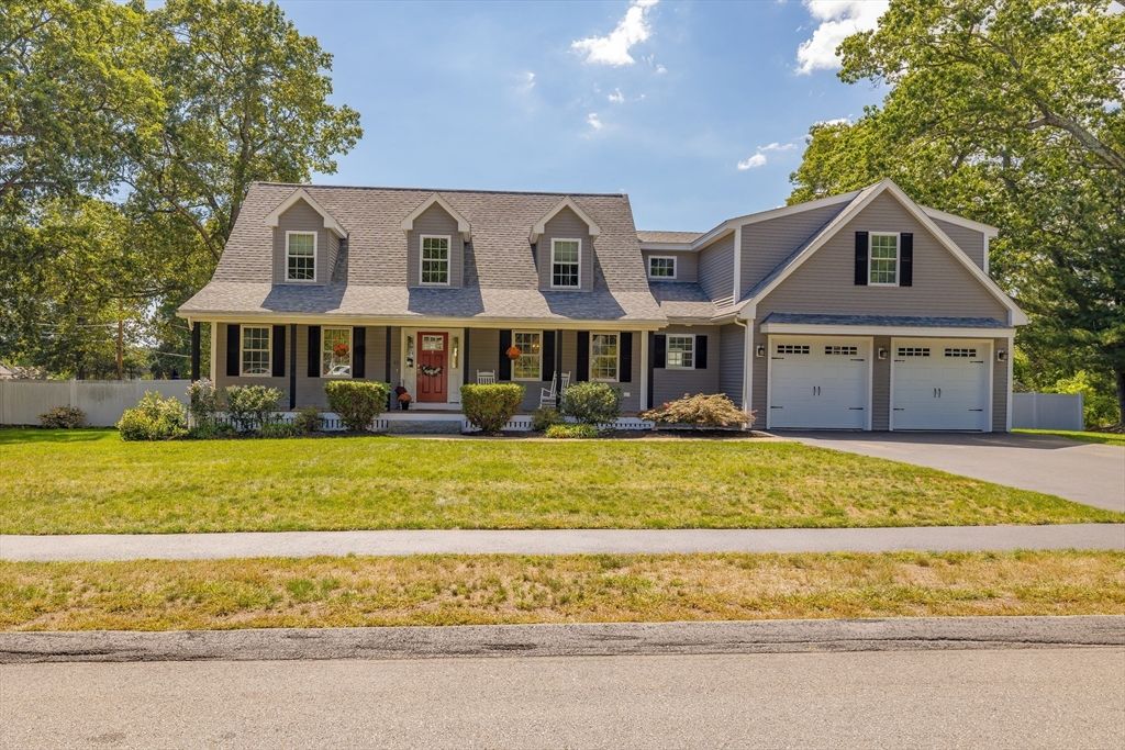 Attached, Exterior, Facade, Farmhouse