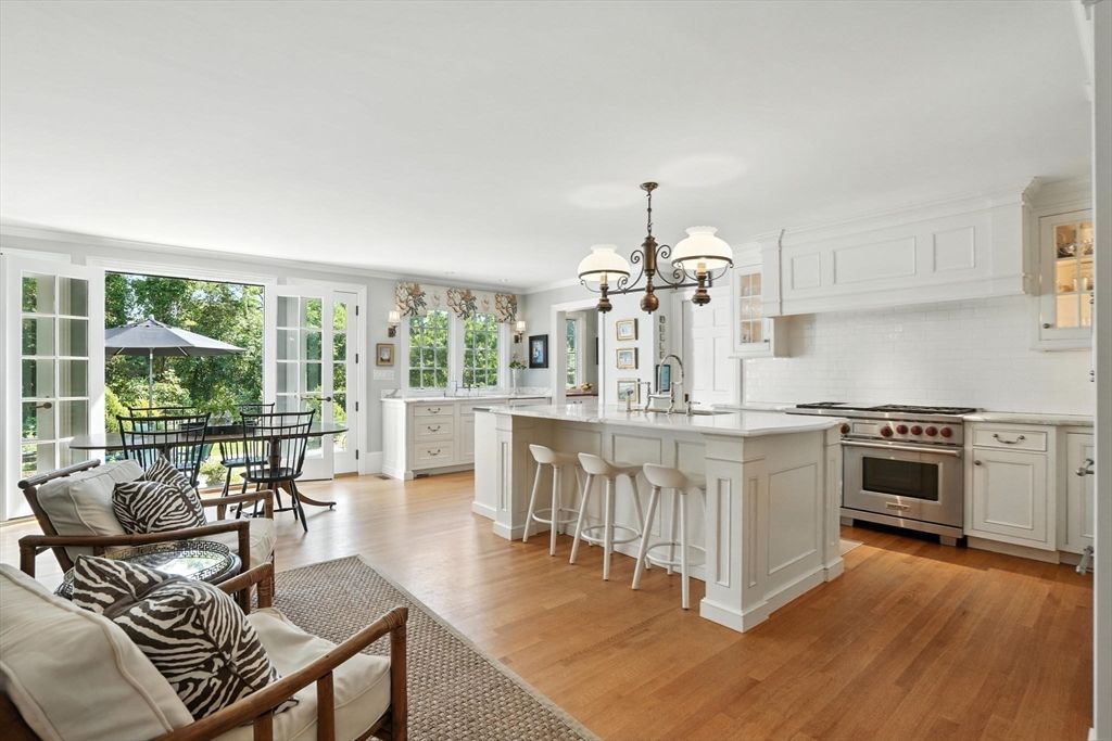 Chandelier, Dining room, Interior, Kitchen, Stainless Steel Appliances, Wood Texture Flooring