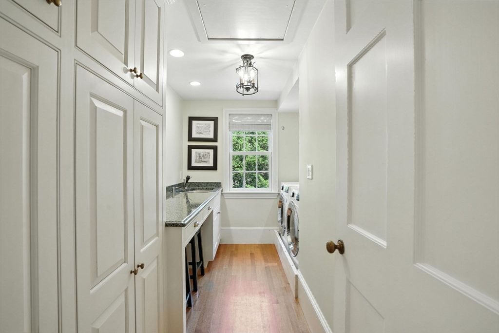 Interior, Recessed Lighting, Washer, Wood Texture Flooring