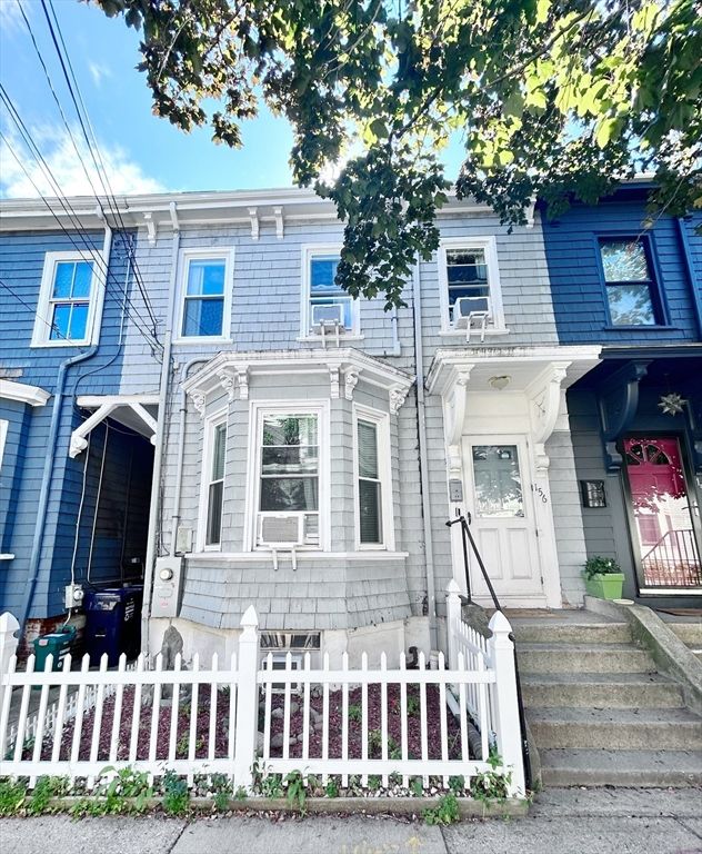 Exterior, Facade, Rowhouse
