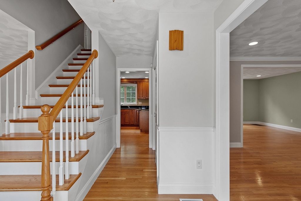 Interior, Recessed Lighting, Wood Texture Flooring