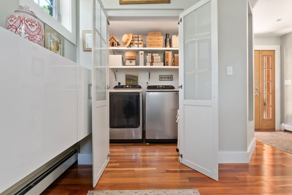 Interior, Recessed Lighting, Washer, Wood Texture Flooring