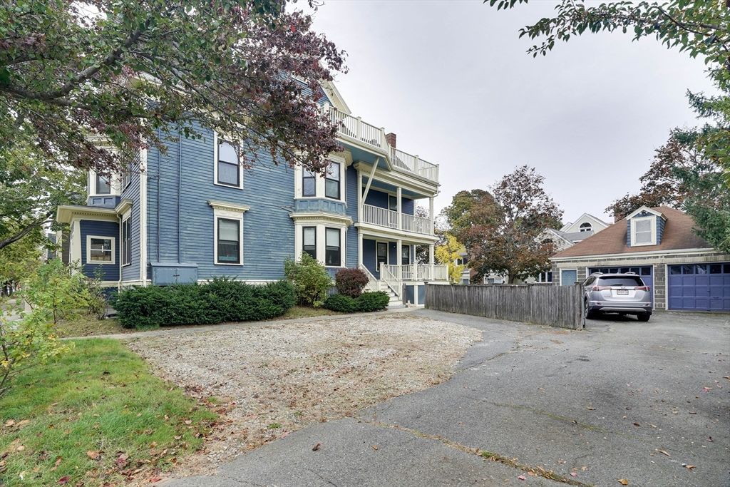 Attached, Exterior, Facade, Rowhouse