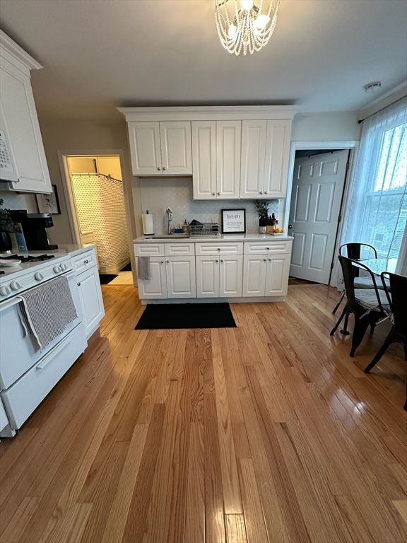 Chandelier, Interior, Kitchen, Wood Texture Flooring