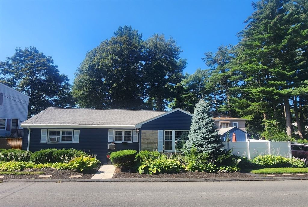 Exterior, Facade, Ranch