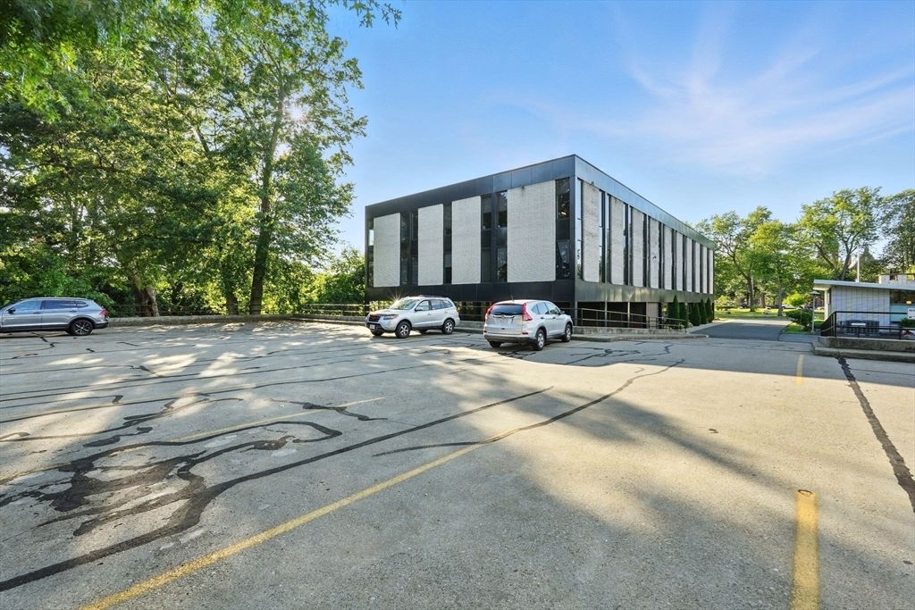 Exterior, Facade, Modern