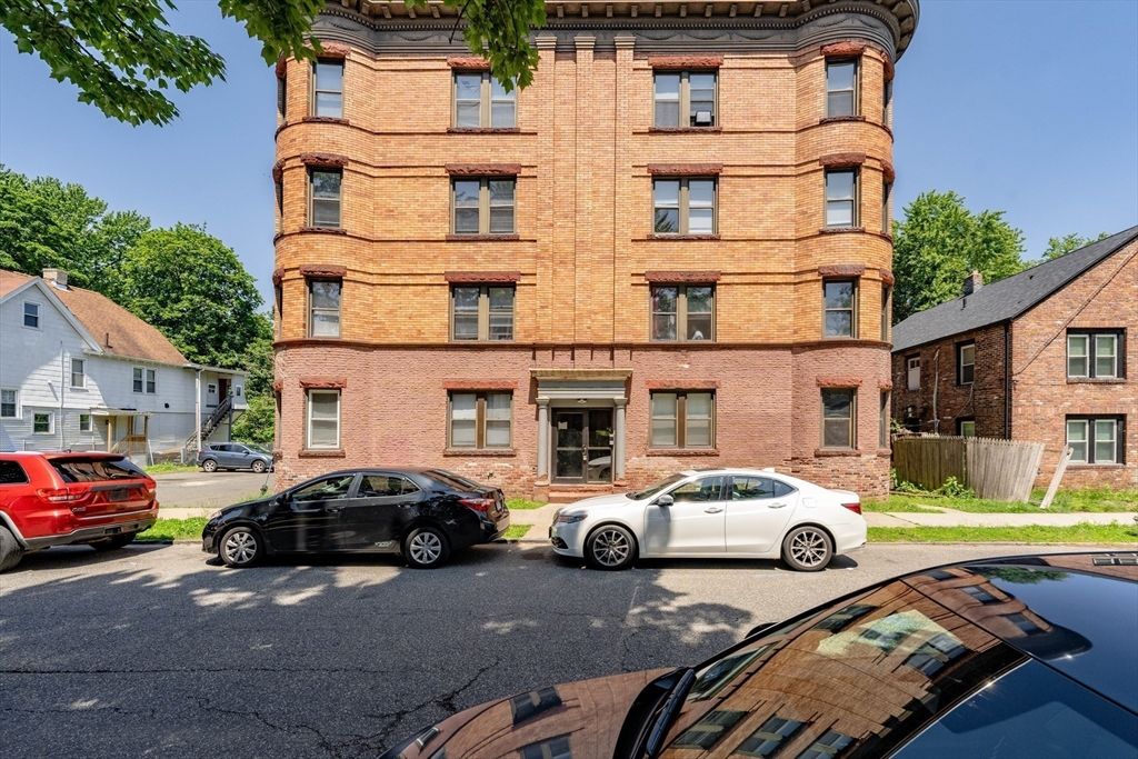 Exterior, Facade, Brick Facade, Rowhouse