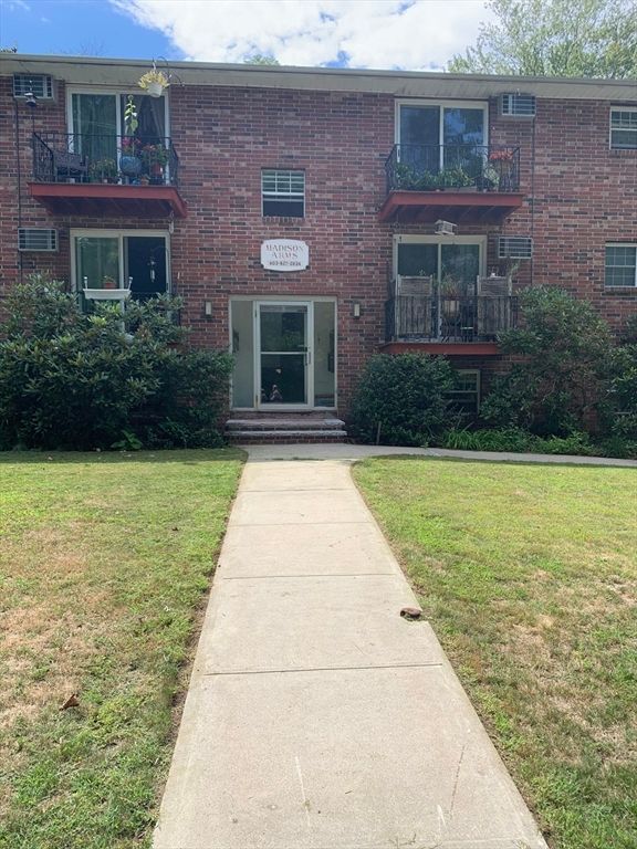 Exterior, Facade, Brick Facade, Rowhouse