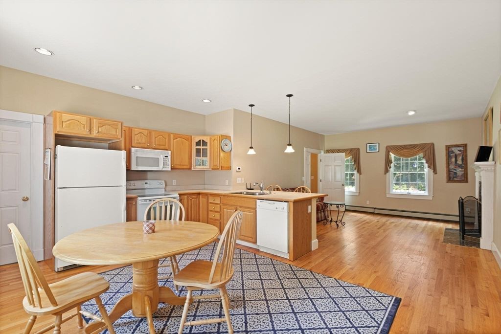 Dining room, Interior, Kitchen, Pendant Lights, Recessed Lighting, Wood Texture Flooring
