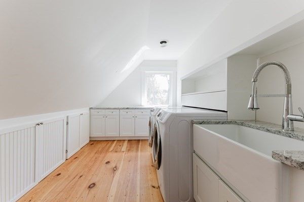 Interior, Washer, Wood Texture Flooring