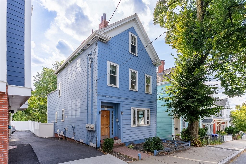 Exterior, Facade, Queen Anne Victorian