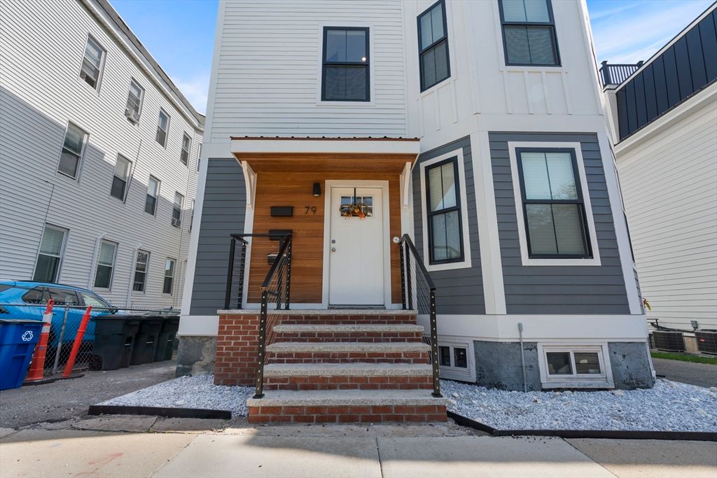 Exterior, Facade, Rowhouse